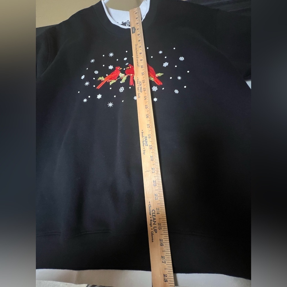 CHRISTMAS SWEATSHIRT KING UNIVERSAL W/RED CARDINALS  AND SNOWFLAKES  SIZE 2XL. - Picture 2 of 9